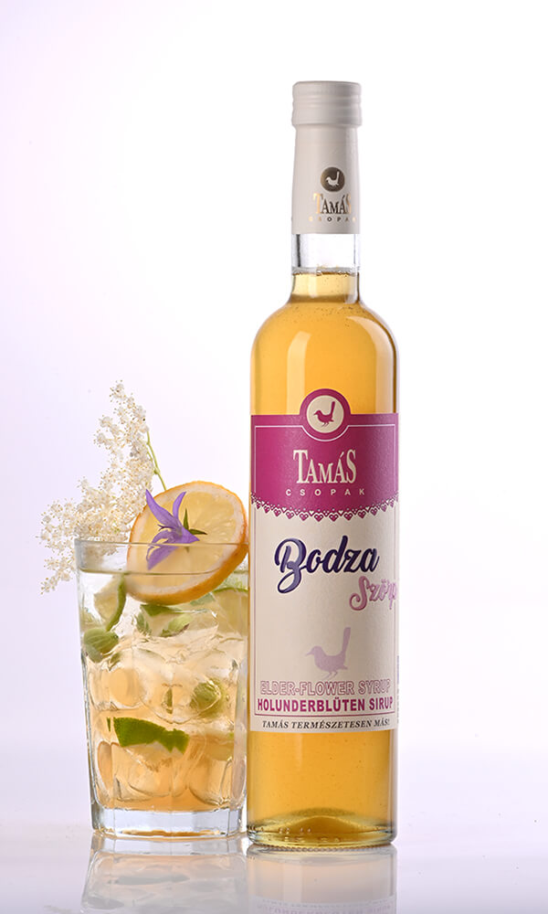 Tamás Pince Bodzavirág Szörp üvegben, alkoholmentes koktél a pohárban