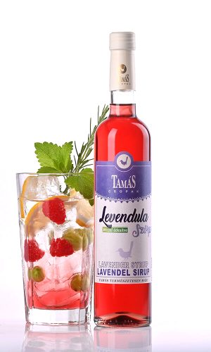 levendula szörp üvegpalackban, frissítő alkoholmentes koktél a pohárban