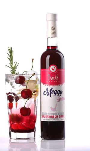 Meggy szörp palackfotója finom, ínycsiklandó alkoholmentes meggy szörp kokéllal.