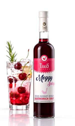 Tamás Pince meggy szörp termékfotója, meggy szörp frissítő alkoholmentes koktéllal a háttérben